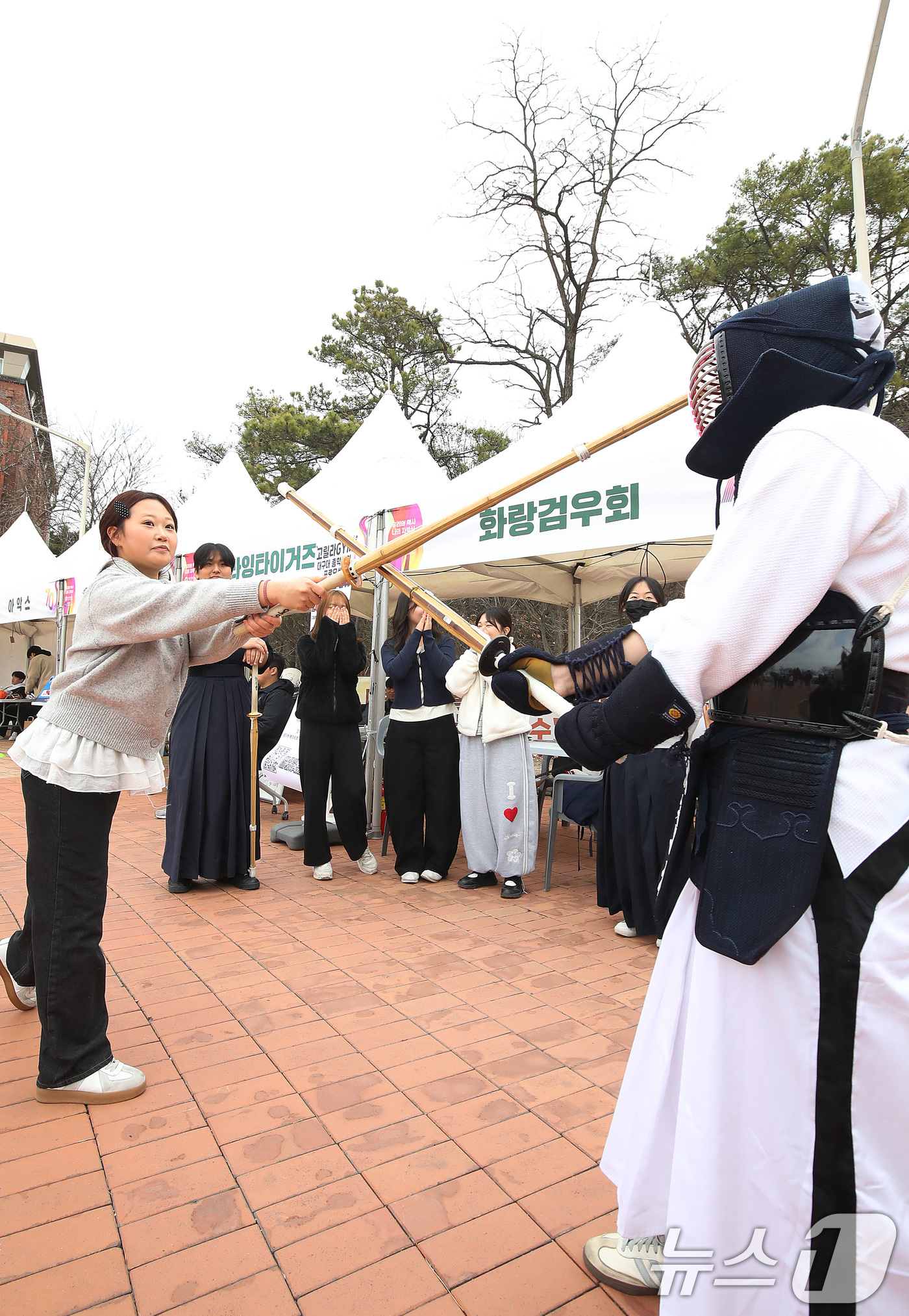(경산=뉴스1) 공정식 기자 = ５일 대구대학교 경산캠퍼스에서 개교 70주년 기념 '신입생 환영 주간'을 맞아 검도 동아리 화랑검우회 부스에서 신입생들이 검도를 체험하고 있다. 2 …