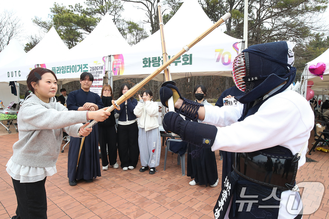 (경산=뉴스1) 공정식 기자 = ５일 대구대학교 경산캠퍼스에서 개교 70주년 기념 '신입생 환영 주간'을 맞아 검도 동아리 화랑검우회 부스에서 신입생들이 검도를 체험하고 있다. 2 …