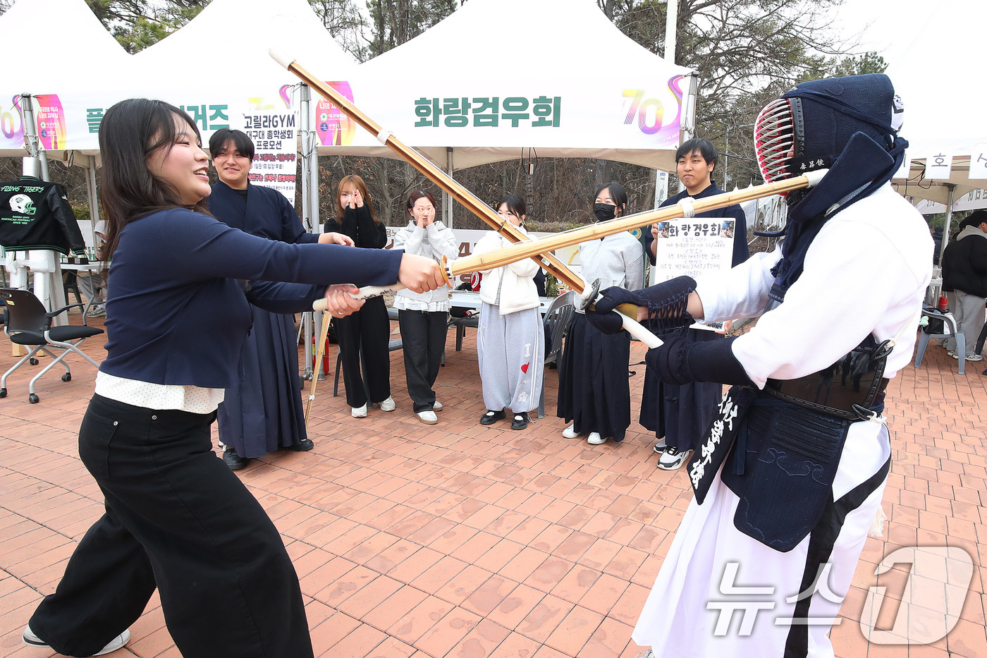(경산=뉴스1) 공정식 기자 = ５일 대구대학교 경산캠퍼스에서 개교 70주년 기념 '신입생 환영 주간'을 맞아 검도 동아리 화랑검우회 부스에서 신입생들이 검도를 체험하고 있다. 2 …