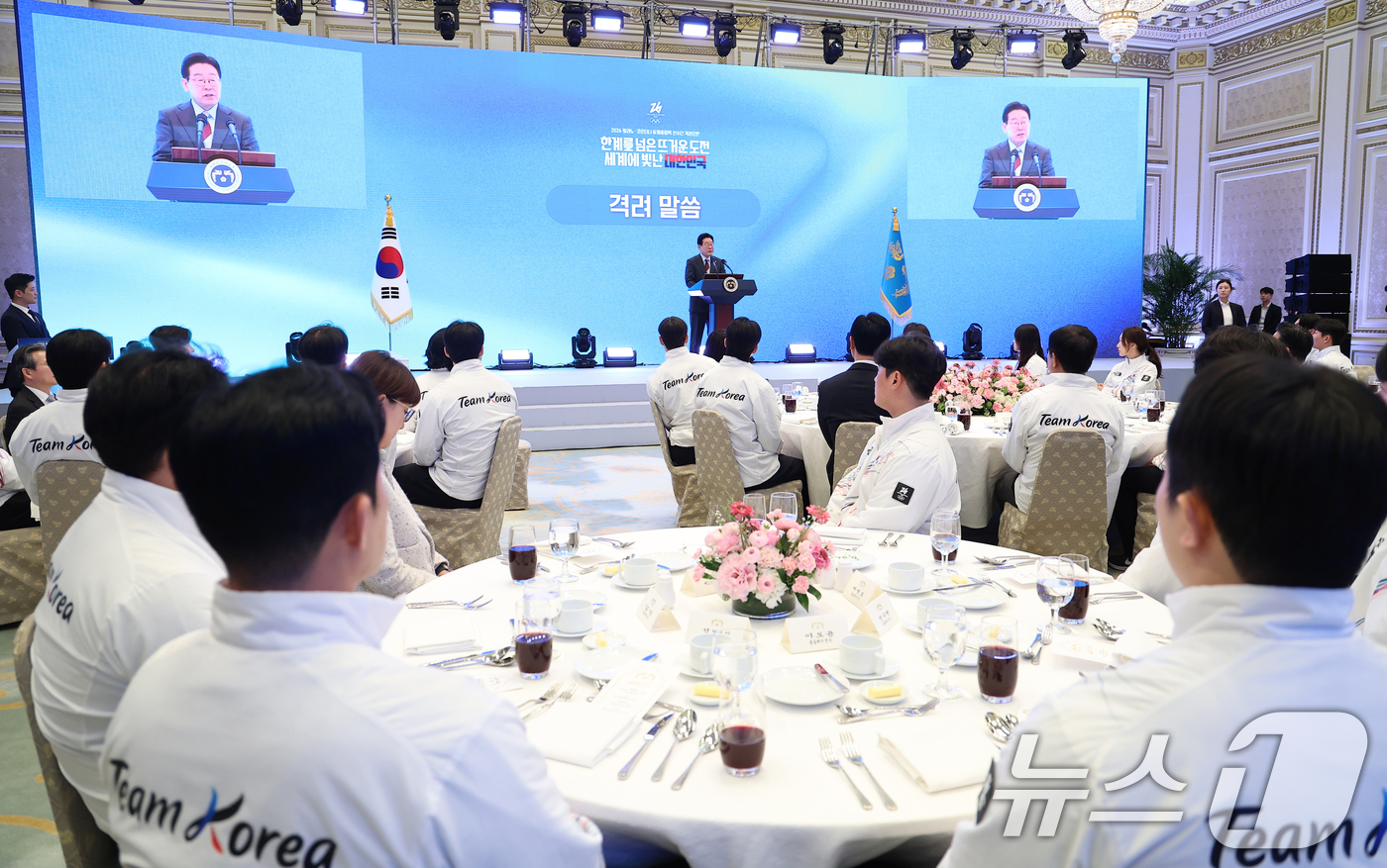 (서울=뉴스1) 허경 기자 = 이재명 대통령이 5일 청와대 영빈관에서 열린 2026 밀라노-코르티나담페초 동계올림픽 선수단 격려 오찬에서 격려사를 하고 있다. (청와대통신사진기자단 …