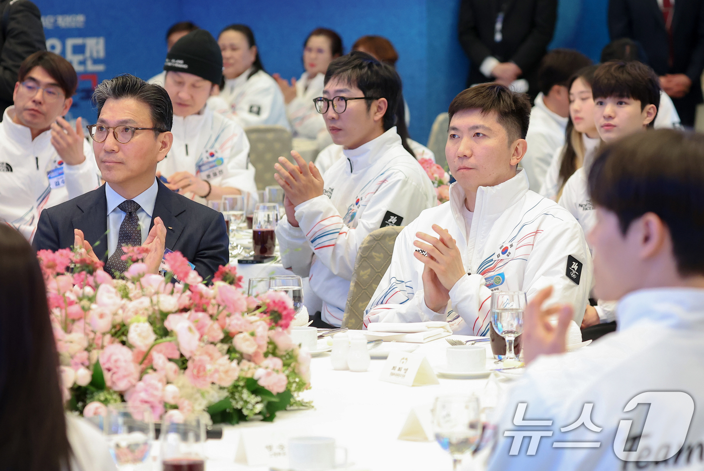 (서울=뉴스1) 허경 기자 = 김재열 국제빙상경기연맹(ISU) 회장과 유승민 대한체육회장이 5일 청와대 영빈관에서 열린 동계 올림픽 선수단 오찬에서 선수활약상 영상을 보고 있다. …