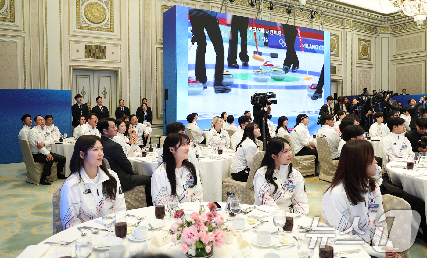 (서울=뉴스1) 허경 기자 = 2026 밀라노·코르티나담페초 동계 올림픽에 출전한 여자 컬링팀이 5일 청와대 영빈관에서 열린 동계 올림픽 선수단 오찬에서 선수활약상 영상을 보고 있 …