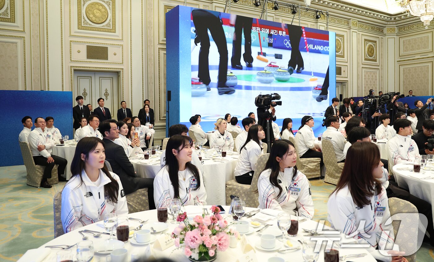 본문 이미지 - 2026 밀라노·코르티나담페초 동계 올림픽에 출전한 여자 컬링팀이 5일 청와대 영빈관에서 열린 동계 올림픽 선수단 오찬에서 선수활약상 영상을 보고 있다. (청와대통신사진기자단) 2026.3.5 ⓒ 뉴스1 허경 기자