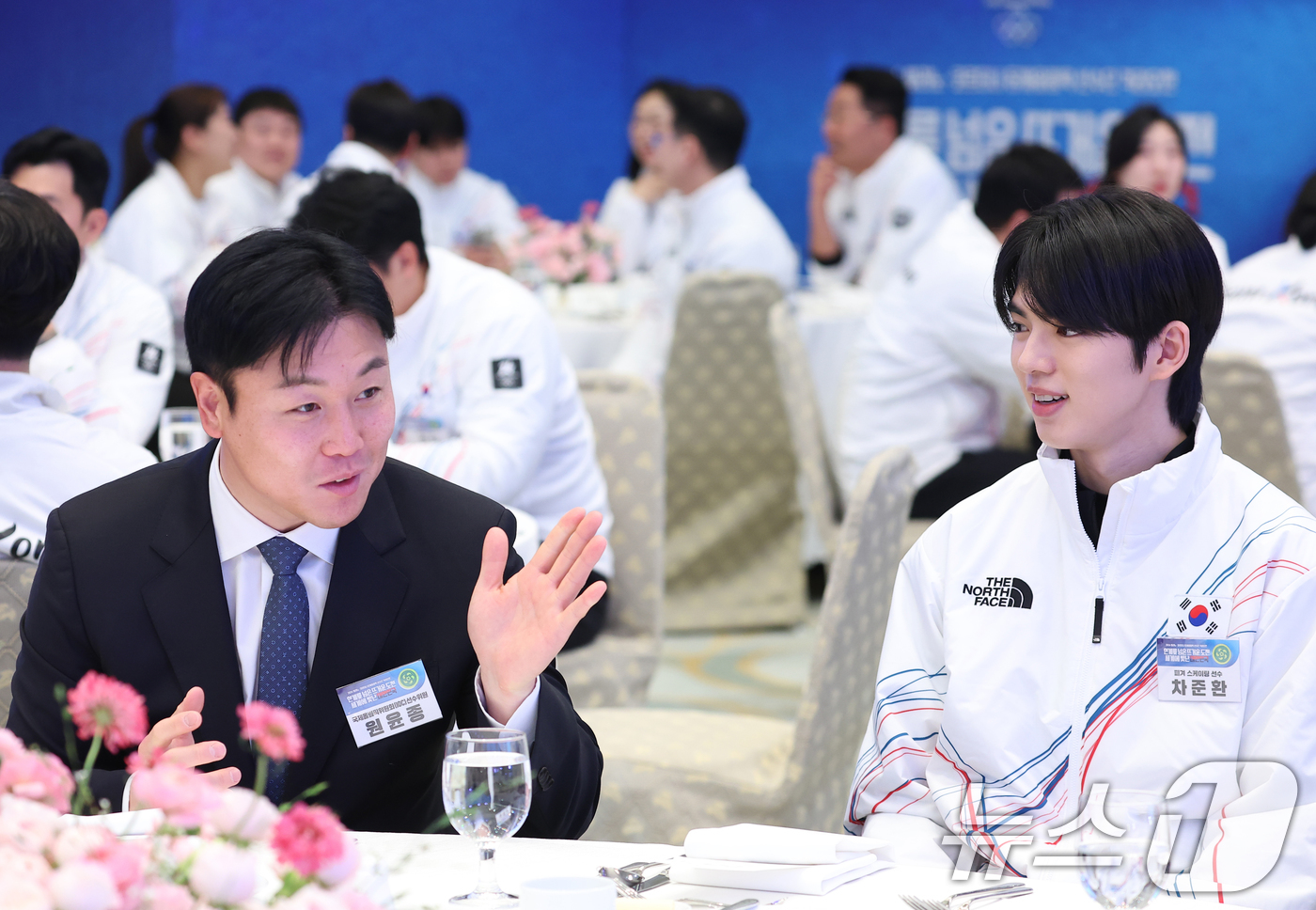 (서울=뉴스1) 허경 기자 = 2026 밀라노·코르티나담페초 동계 올림픽에 출전한 차준환이 5일 청와대 영빈관에서 열린 동계 올림픽 선수단 오찬에서 원윤종 IOC 선수위원과 대화하 …