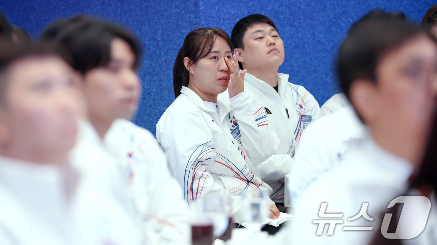 본문 이미지 - 5일 청와대 영빈관에서 열린 2026 밀라노-코르티나담페초 동계올림픽 선수단 격려 오찬에서 조은영 영양사가 선수활약상 영상을 보며 눈물 흘리고 있다. (청와대통신사진기자단) ⓒ 뉴스1 허경 기자