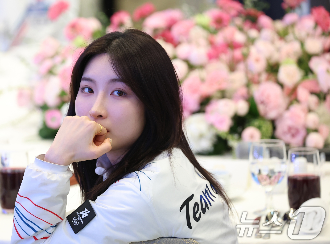 (서울=뉴스1) 허경 기자 = 2026 밀라노·코르티나담페초 동계 올림픽에 출전한 긴길리가 5일 청와대 영빈관에서 열린 동계 올림픽 선수단 오찬에서 선수활약상 영상을 보고 있다. …