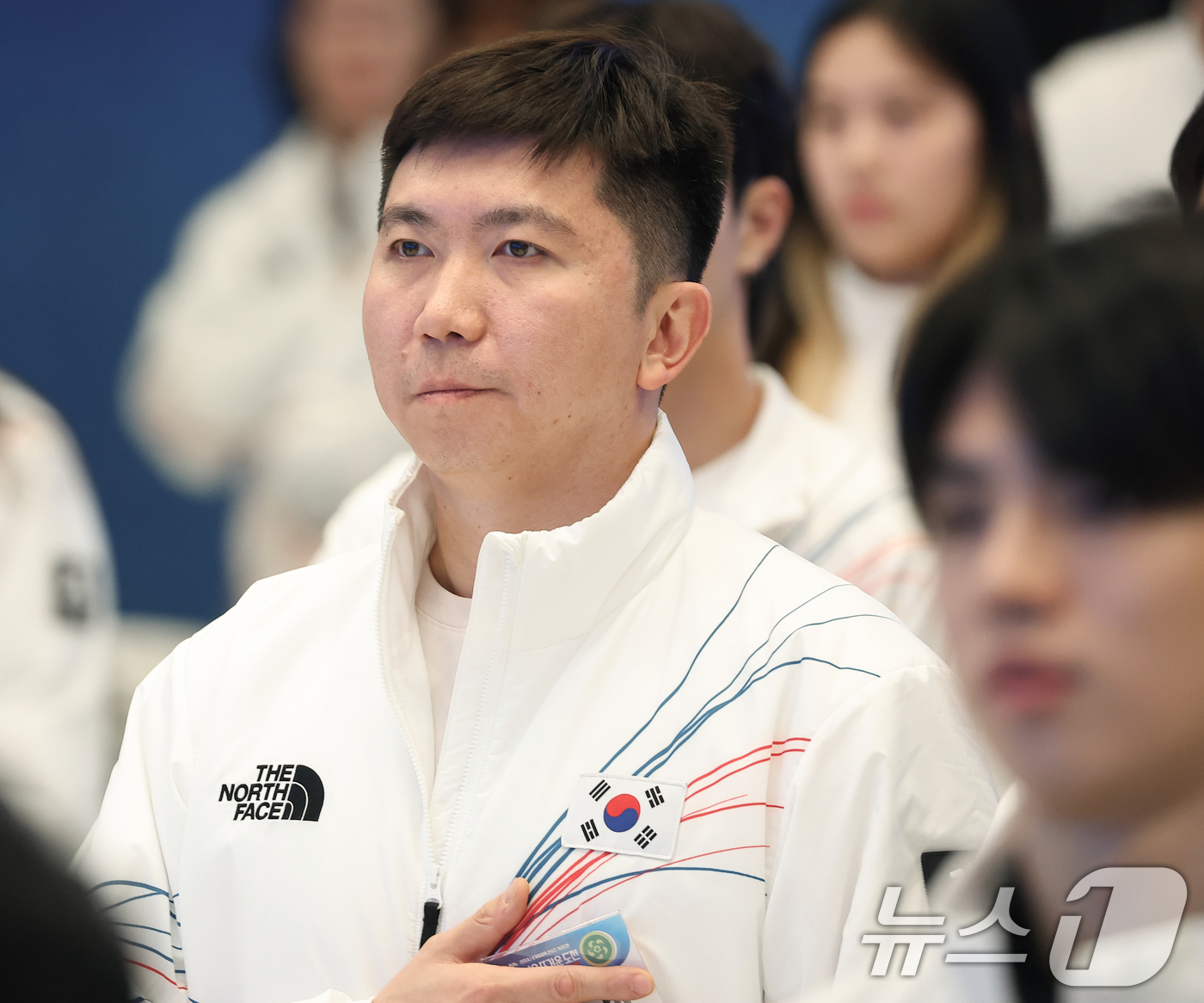 (서울=뉴스1) 허경 기자 = 유승민 대한체육회장이 5일 청와대 영빈관에서 열린 동계 올림픽 선수단 오찬에서 국민의례를 하고 있다. (청와대통신사진기자단) 2026.3.5/뉴스1