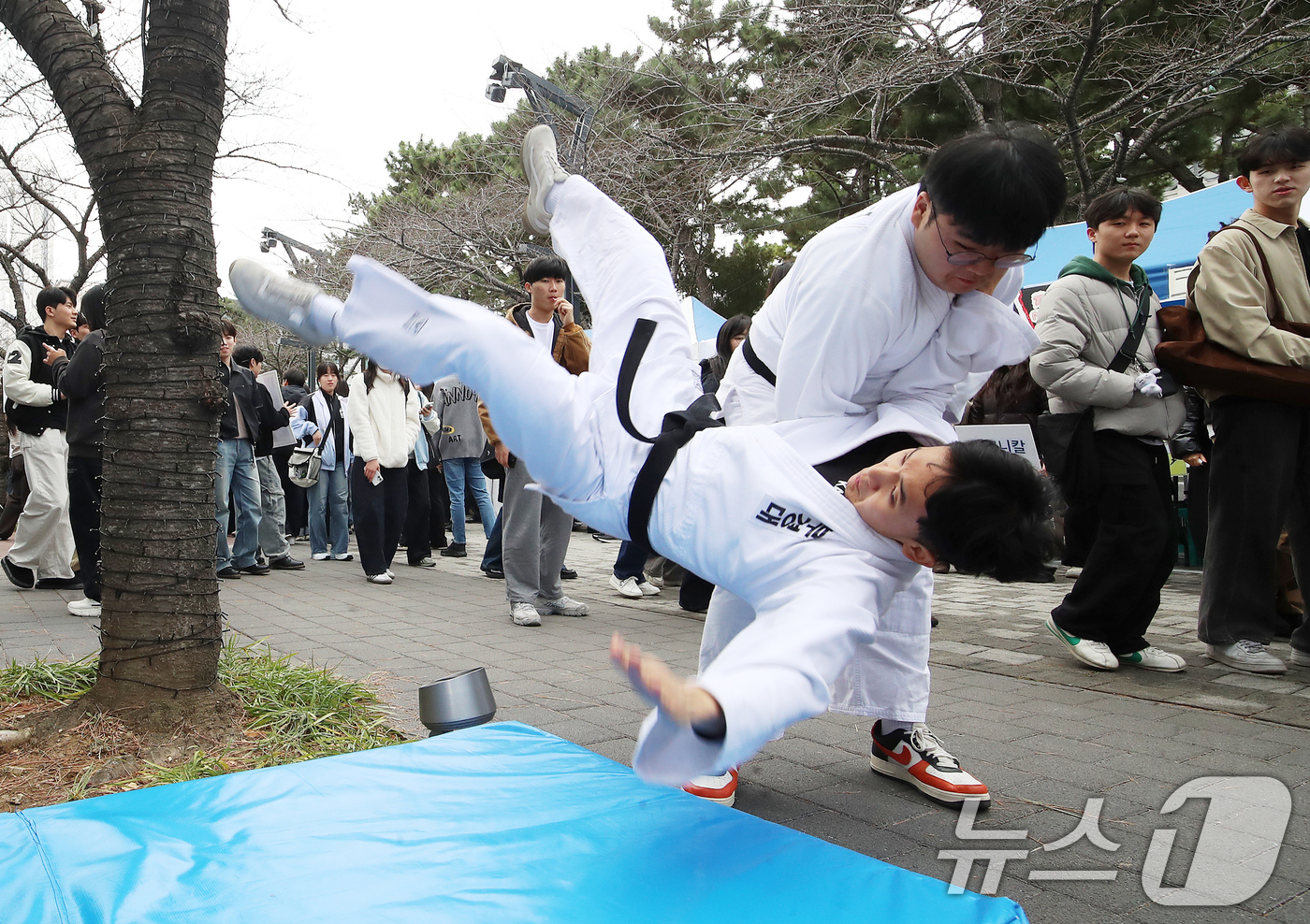 (부산=뉴스1) 윤일지 기자 = 5일 오후 부산 남구 국립부경대학교 대연캠퍼스에서 열린 동아리 소개 한마당 행사에서 유도 동아리 회원들이 신입 회원을 모집하기 위해 유도 시범을 보 …