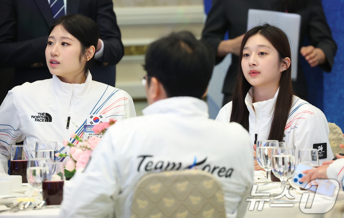 (서울=뉴스1) 허경 기자 = 2026 밀라노·코르티나담페초 동계 올림픽에 출전한 이해인과 신지아가 5일 청와대 영빈관에서 열린 동계 올림픽 선수단 오찬에서 선수활약상 영상을 보고 …