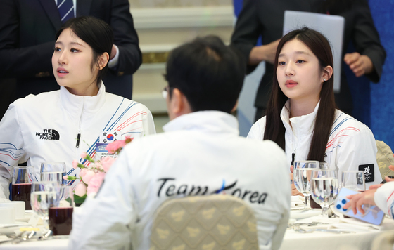 선수활약상 영상 보는 이혜인과 신지아