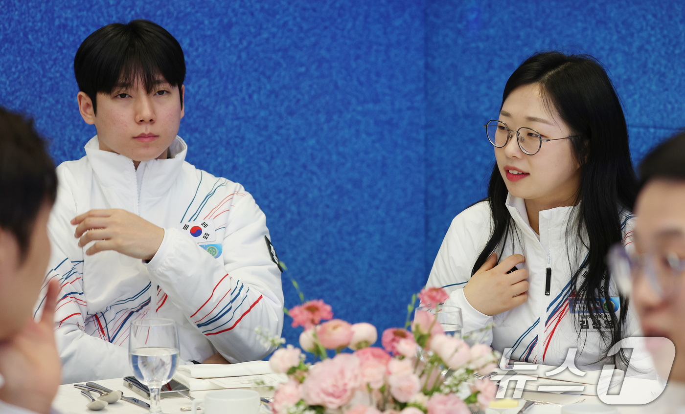 (서울=뉴스1) 허경 기자 = 2026 밀라노·코르티나담페초 동계 올림픽에 출전한 김선영과 정영석이 5일 청와대 영빈관에서 열린 동계 올림픽 선수단 오찬에서 선수활약상 영상을 보고 …