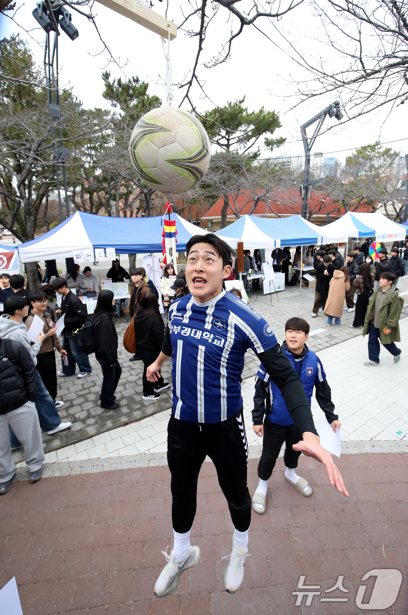 (부산=뉴스1) 윤일지 기자 = 5일 오후 부산 남구 국립부경대학교 대연캠퍼스에서 열린 동아리 소개 한마당 행사에서 축구 동아리 회원이 신입 회원을 모집하기 위해 헤딩 시범을 보이 …