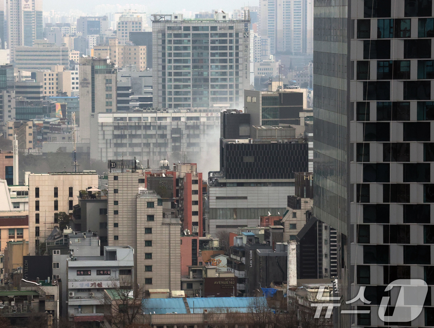 (서울=뉴스1) 박세연 기자 = 5일 오후 오후 1시 26분쯤 서울 종로구 봉익동 인근 건물에서 화재가 발생해 연기가 피어오르고 있다, 이번 화재로 5명이 대피했다. 2026.3. …