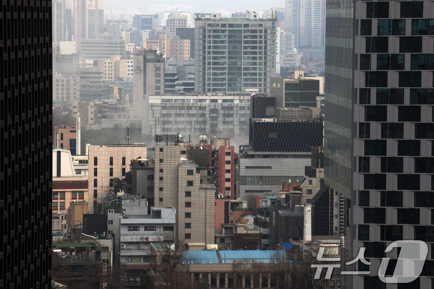 (서울=뉴스1) 박세연 기자 = 5일 오후 오후 1시 26분쯤 서울 종로구 봉익동 인근 건물에서 화재가 발생해 연기가 피어오르고 있다, 이번 화재로 5명이 대피했다. 2026.3. …