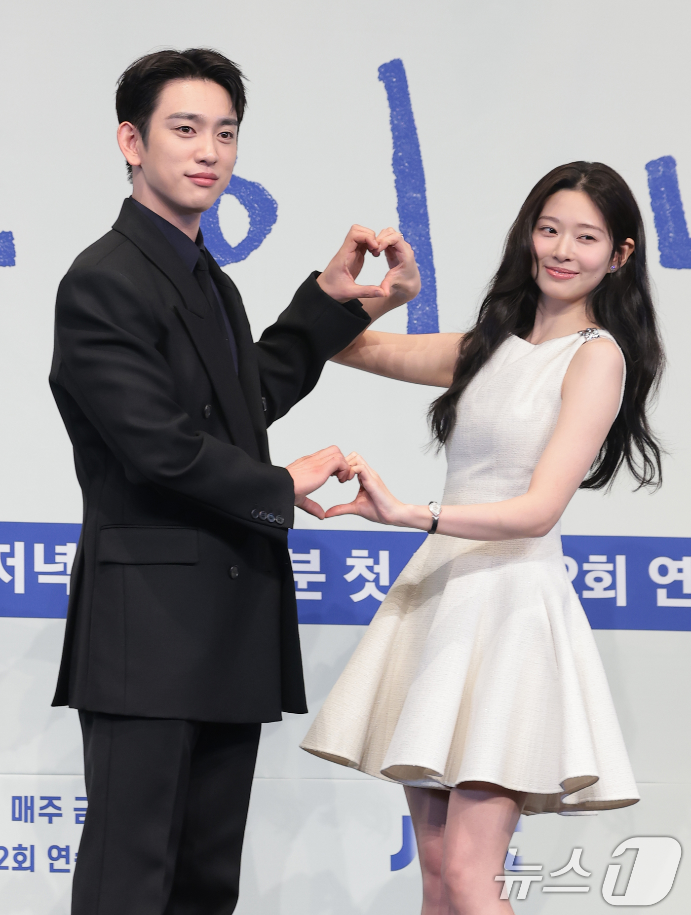 (서울=뉴스1) 권현진 기자 = 배우 박진영과 김민주(오른쪽)가 5일 오후 서울 구로구 더 링크호텔 서울에서 열린 JTBC 새 금요시리즈 ‘샤이닝’(극본 이숙연/연출 김윤진) 제작 …