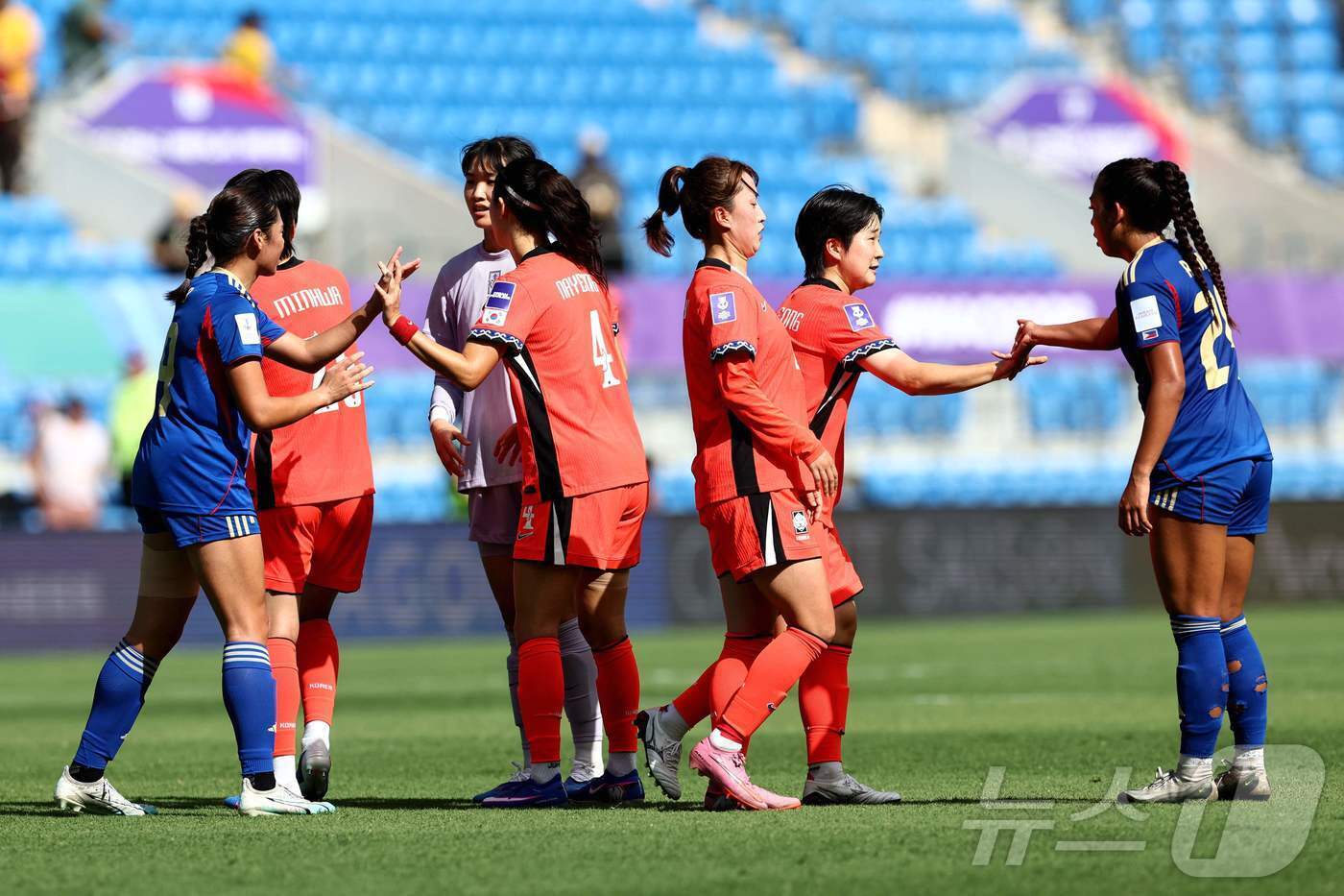 본문 이미지 - 경기 후 악수하는 양팀 선수들 ⓒ AFP=뉴스1
