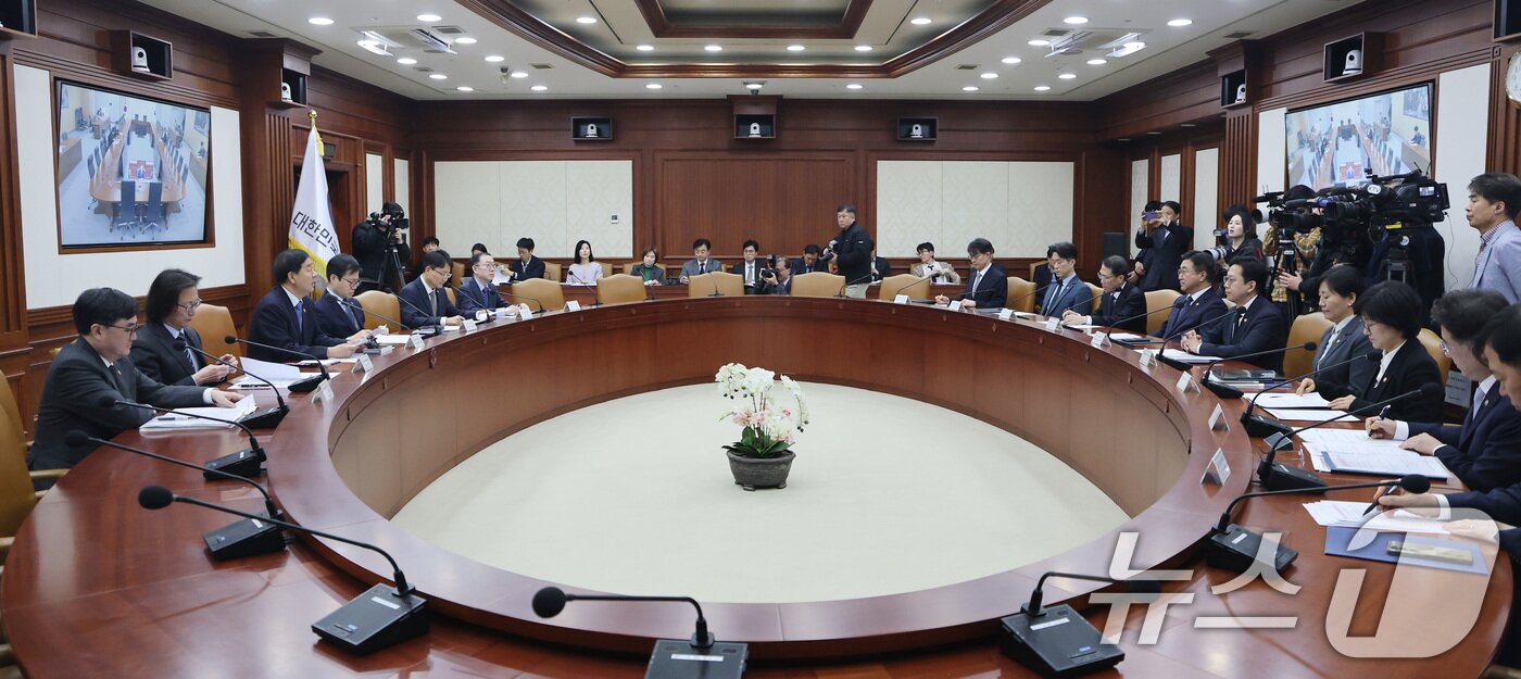 본문 이미지 - 구윤철 부총리 겸 재정경제부 장관이 5일 서울 종로구 정부서울청사에서 열린 민생물가 특별관리 관계장관 TF 회의에서 모두발언을 하고 있다. 2026.3.5 ⓒ 뉴스1 임세영 기자