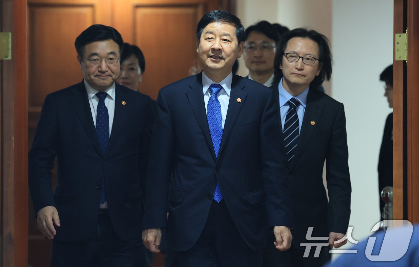 본문 이미지 - 구윤철 부총리 겸 재정경제부 장관이 5일 서울 종로구 정부서울청사에서 열린 민생물가 특별관리 관계장관 TF 회의에 참석하고 있다. 2026.3.5 ⓒ 뉴스1 임세영 기자