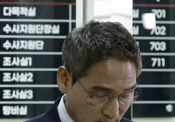 인사하는 안권섭 특별검사