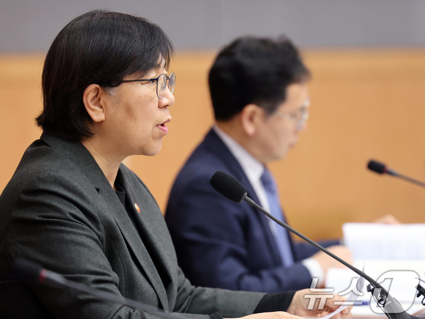 (서울=뉴스1) 황기선 기자 = 정은경 보건복지부 장관이 5일 오후 서울 종로구 정부서울청사에서 열린 '2026년도 제2차 국민연금기금운용위원회'에서 모두발언을 하고 있다.  20 …