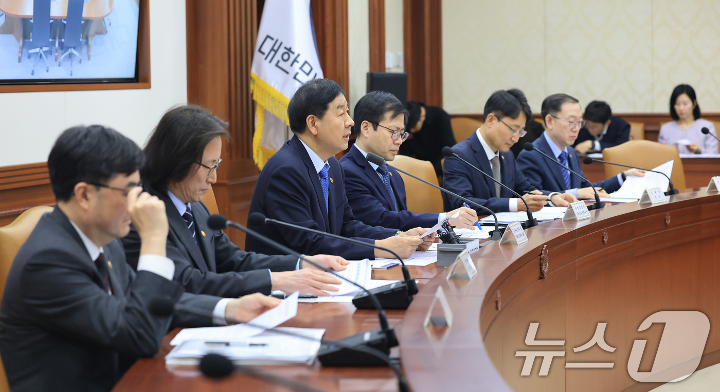 (서울=뉴스1) 임세영 기자 = 구윤철 부총리 겸 재정경제부 장관이 5일 서울 종로구 정부서울청사에서 열린 민생물가 특별관리 관계장관 TF 회의에서 모두발언을 하고 있다. 2026 …
