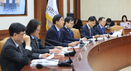 민생물가 특별관리 관계장관 TF 회의 주재하는 구윤철 부총리