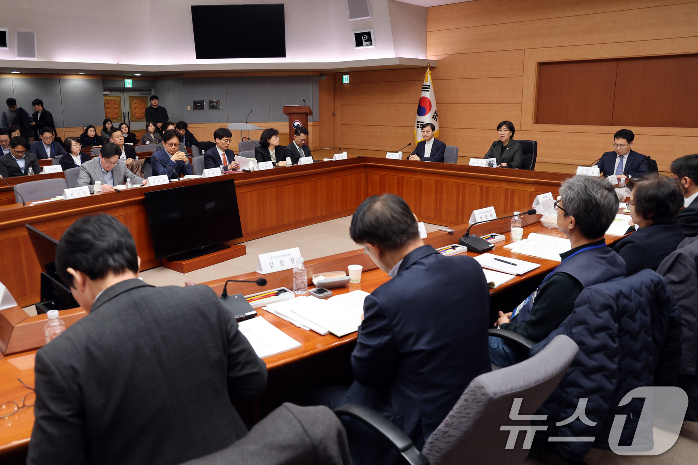 (서울=뉴스1) 황기선 기자 = 정은경 보건복지부 장관이 5일 오후 서울 종로구 정부서울청사에서 열린 '2026년도 제2차 국민연금기금운용위원회'에서 모두발언을 하고 있다.  20 …