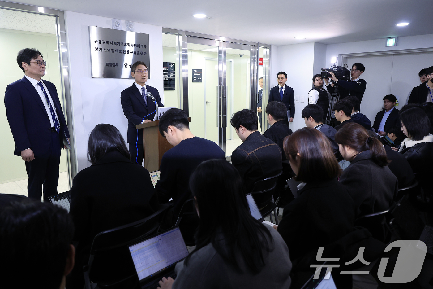 (서울=뉴스1) 박정호 기자 = 안권섭 특별검사가 5일 오후 서울시 서초구 관봉권 띠지 폐기 의혹 및 쿠팡 퇴직금 불기소 외압 의혹 진상규명을 위한 특별검사팀 사무실에서 수사 결과 …