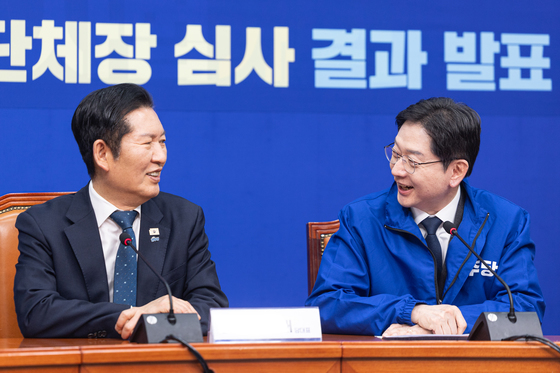 마주보고 미소 짓는 정청래 대표와 김경수 위원장