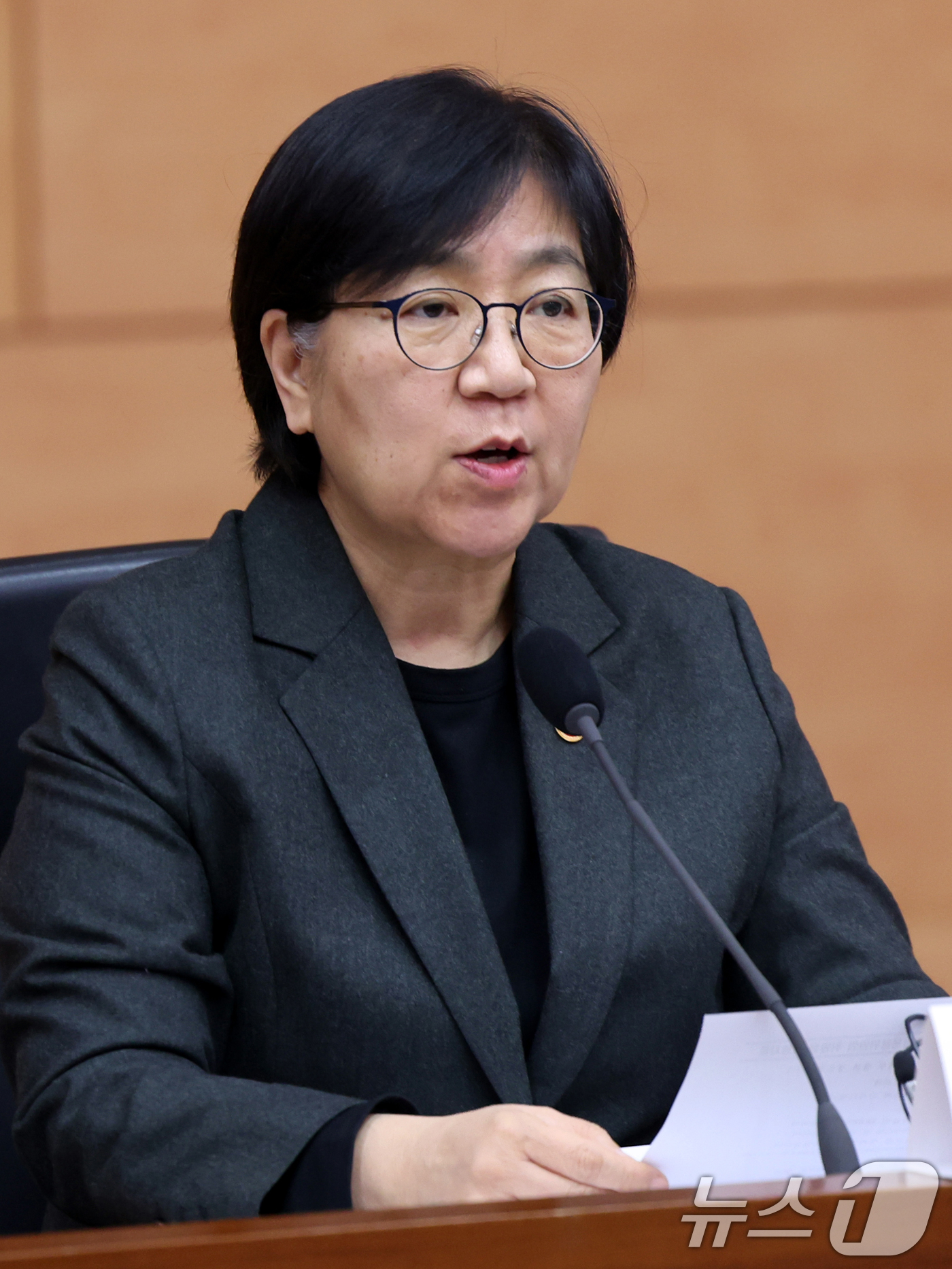 (서울=뉴스1) 황기선 기자 = 정은경 보건복지부 장관이 5일 오후 서울 종로구 정부서울청사에서 열린 '2026년도 제2차 국민연금기금운용위원회'에서 모두발언을 하고 있다.  20 …