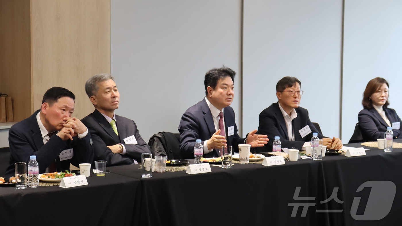 (서울=뉴스1) = 김대자 국가기술표준원장이 5일 서울 종로구 한국인정평가원에서 열린 ‘KAB-CB Dialogue’ 행사에서  AI경영시스템 도입과 글로벌 ESG 규제대응을 위한 …