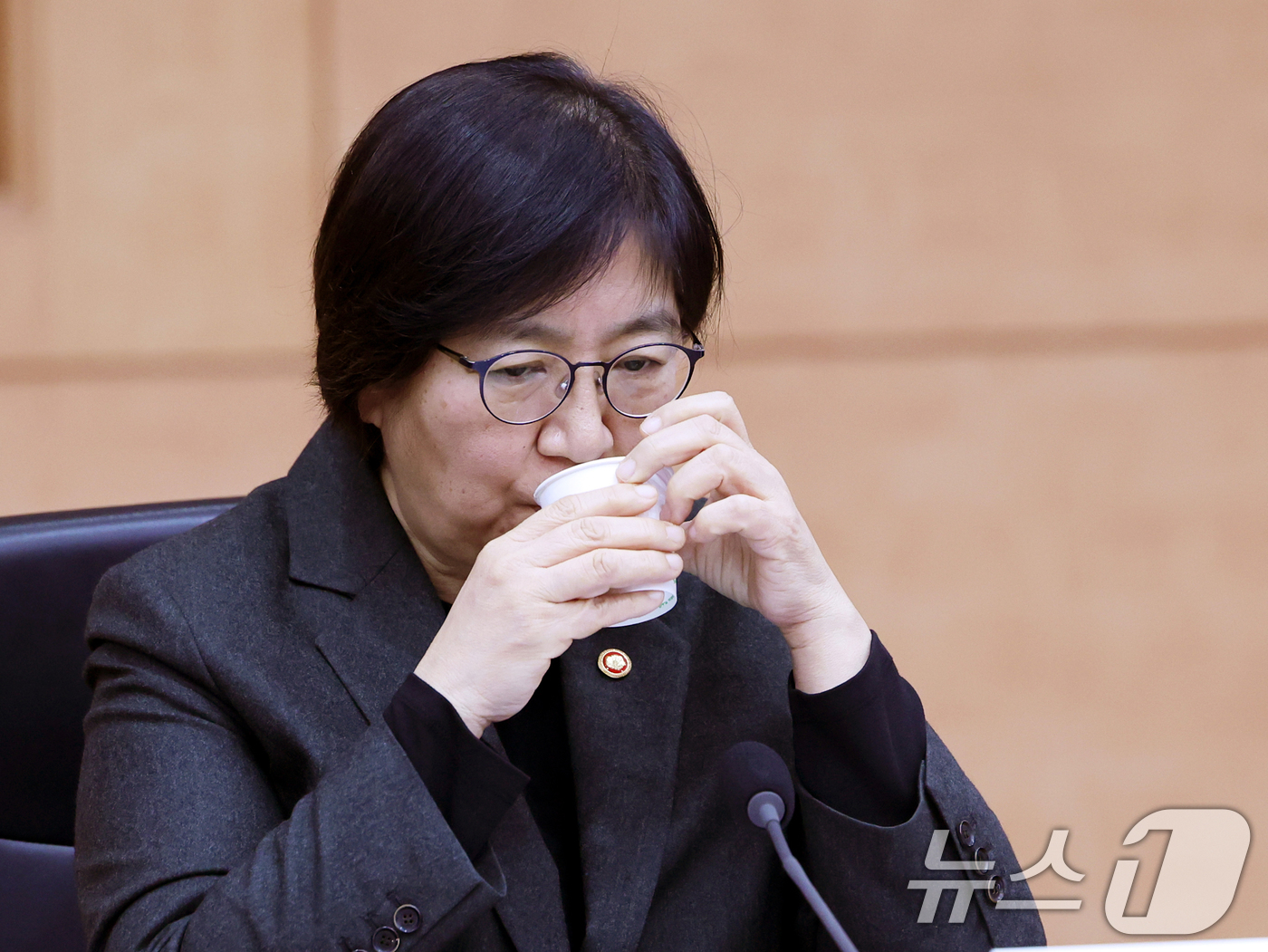 (서울=뉴스1) 황기선 기자 = 정은경 보건복지부 장관이 5일 오후 서울 종로구 정부서울청사에서 열린 '2026년도 제2차 국민연금기금운용위원회'에서 물을 마시고 있다.  2026 …