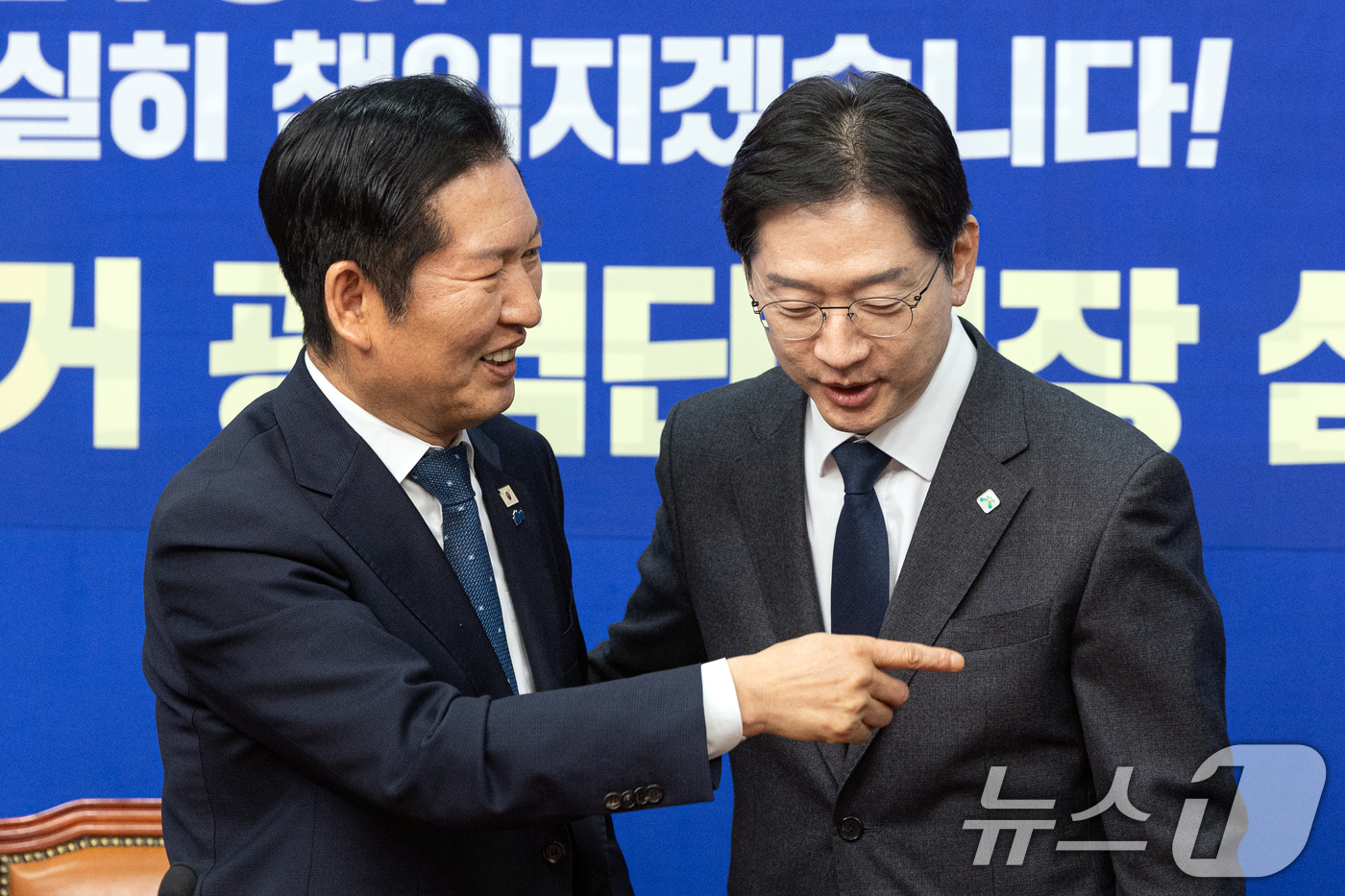 (서울=뉴스1) 이승배 기자 = 5일 서울 여의도 국회에서 열린 더불어민주당 공천 심사 결과 발표에서 정청래 대표가 김경수 지방시대위원장과 대화하고 있다.더불어민주당은 6·3 지방 …