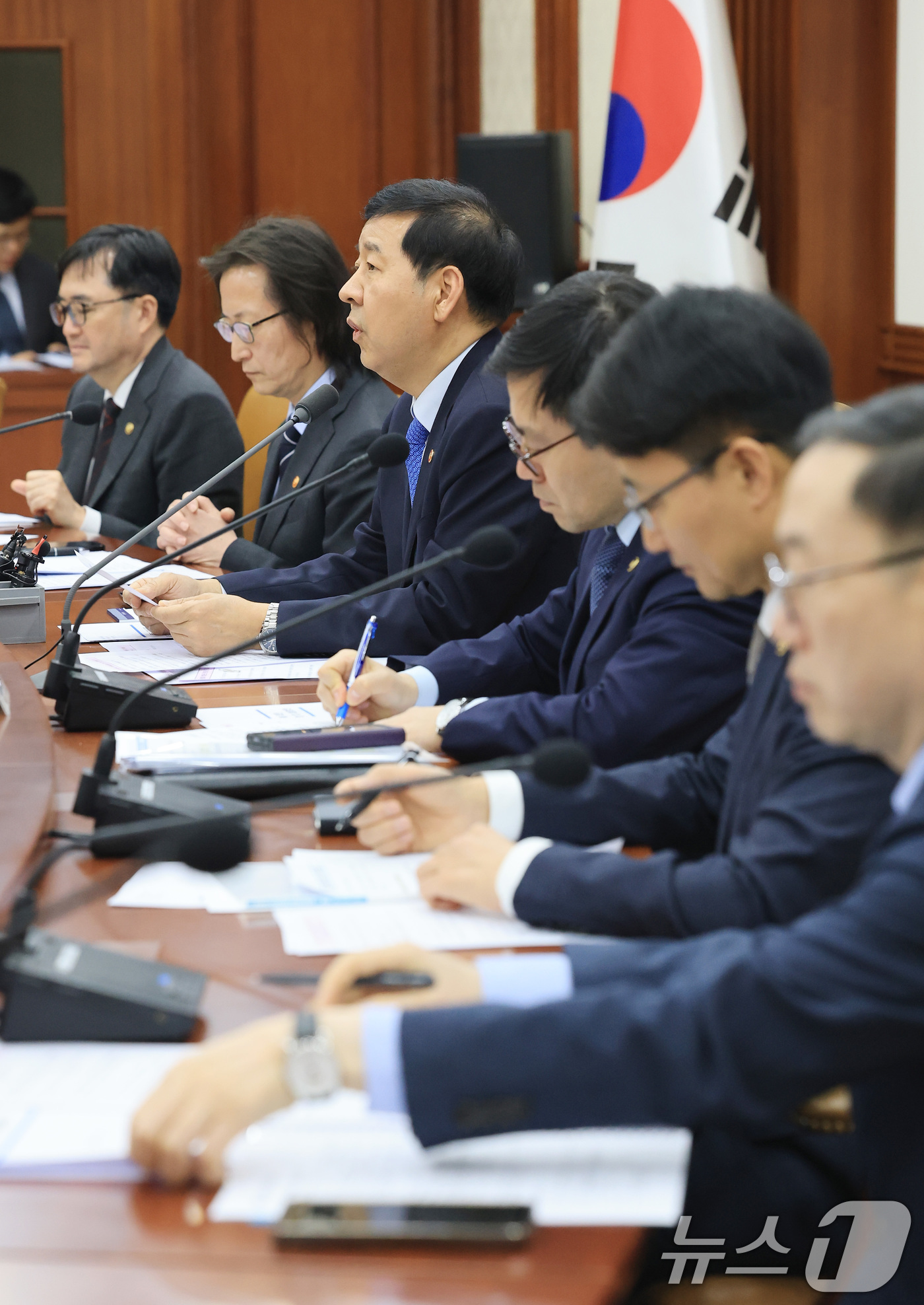 (서울=뉴스1) 임세영 기자 = 구윤철 부총리 겸 재정경제부 장관이 5일 서울 종로구 정부서울청사에서 열린 민생물가 특별관리 관계장관 TF 회의에서 모두발언을 하고 있다. 2026 …