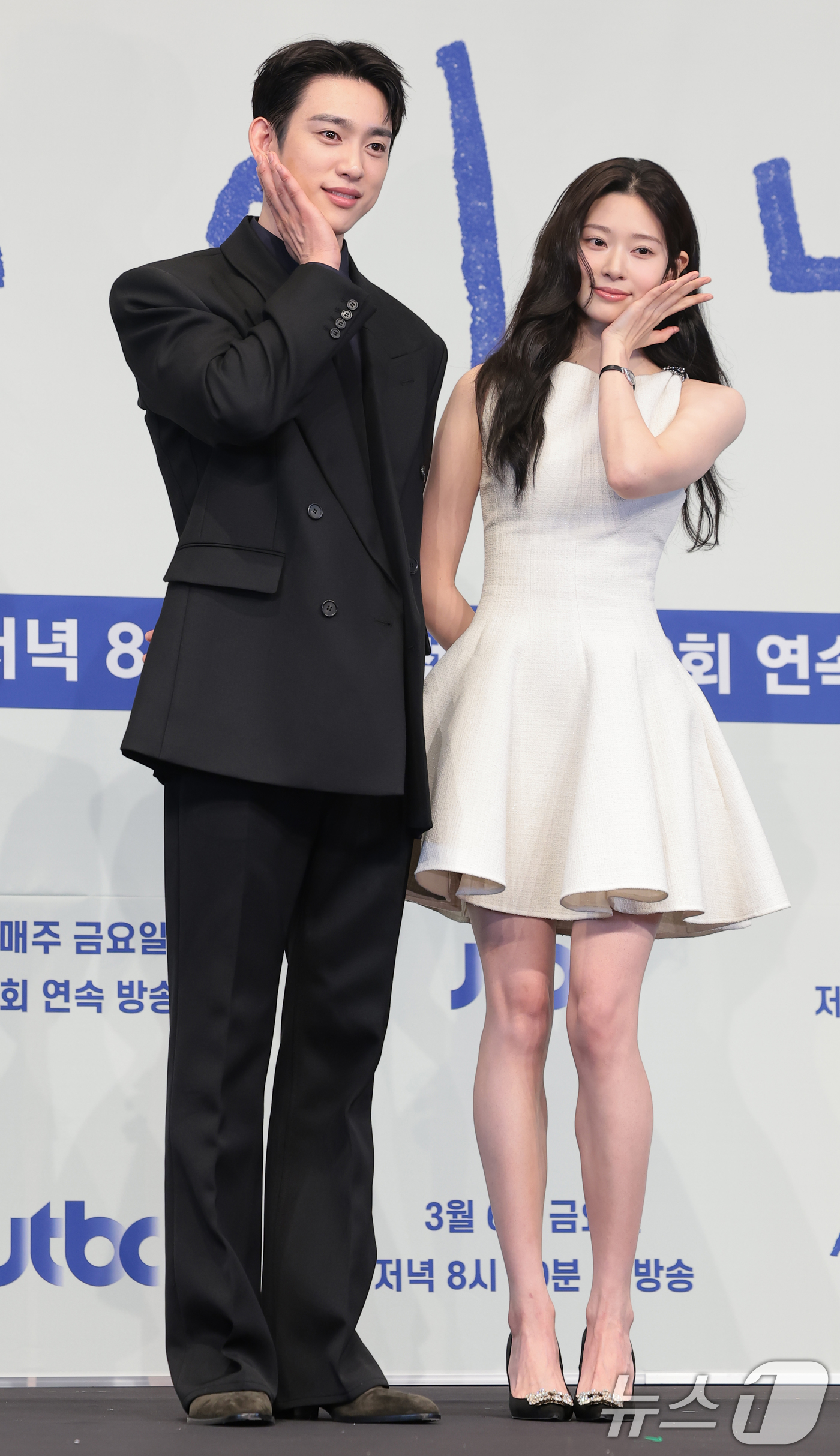 (서울=뉴스1) 권현진 기자 = 배우 박진영과 김민주(오른쪽)가 5일 오후 서울 구로구 더 링크호텔 서울에서 열린 JTBC 새 금요시리즈 ‘샤이닝’(극본 이숙연/연출 김윤진) 제작 …