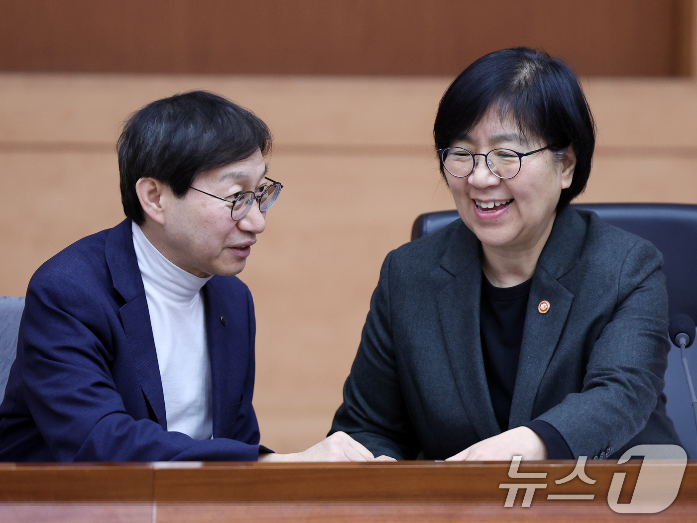 (서울=뉴스1) 황기선 기자 = 정은경 보건복지부 장관과 김성주 국민연금공단 이사장이 5일 오후 서울 종로구 정부서울청사에서 열린 '2026년도 제2차 국민연금기금운용위원회'에서 …