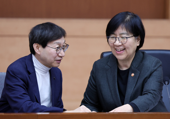 국민연금공단 이사장과 대화 나누는 정은경 장관