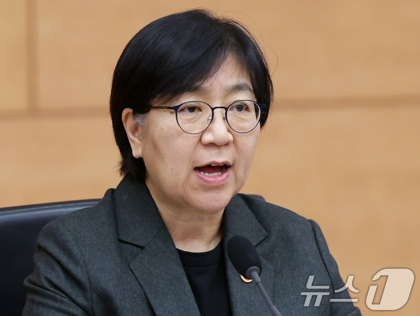 (서울=뉴스1) 황기선 기자 = 정은경 보건복지부 장관이 5일 오후 서울 종로구 정부서울청사에서 열린 '2026년도 제2차 국민연금기금운용위원회'에서 모두발언을 하고 있다.  20 …