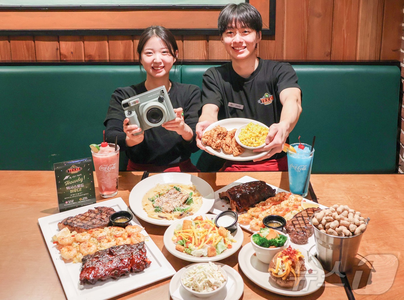 (서울=뉴스1) = 현대백화점그룹 계열 종합식품기업 현대그린푸드는 스테이크 전문점 '텍사스 로드하우스' 전국 6개 매장에서 오는 15일까지 신학기 프로모션을 진행한다고 5일 밝혔다 …