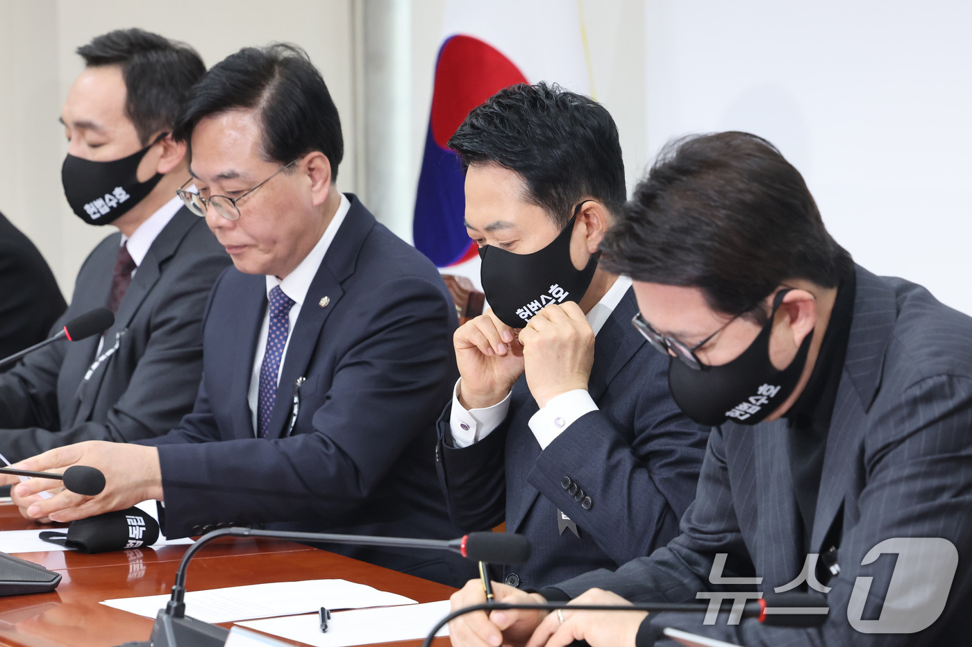 (서울=뉴스1) 신웅수 기자 = 장동혁 국민의힘 대표가 5일 서울 여의도 국회에서 열린 최고위원회의에서 '사법독립 헌법수호'가 적힌 마스크를 쓰고 있다. 2026.3.5/뉴스1