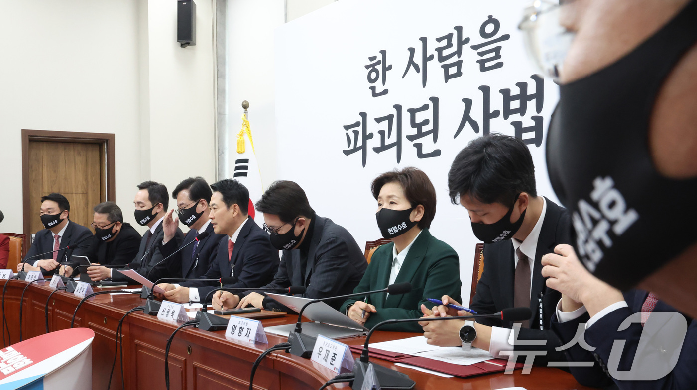 (서울=뉴스1) 신웅수 기자 = 장동혁 국민의힘 대표가 5일 서울 여의도 국회에서 열린 최고위원회의에서 '사법독립 헌법수호'가 적힌 마스크를 쓰고 있다. 2026.3.5/뉴스1