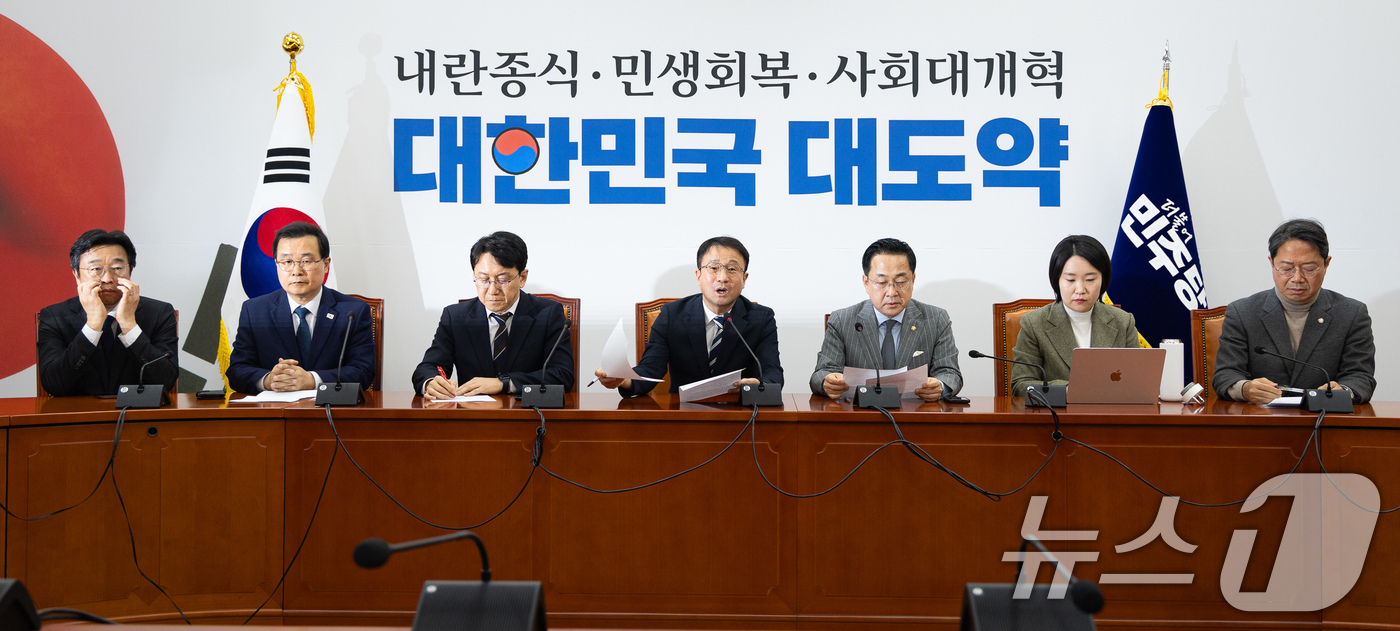 (서울=뉴스1) 유승관 기자 = 한병도 더불어민주당 원내대표(위원장)가 5일 서울 여의도 국회에서 열린 윤석열 정권 조작기소 진상규명 및 공소취소를 위한 국정조사 추진위원회 제2차 …