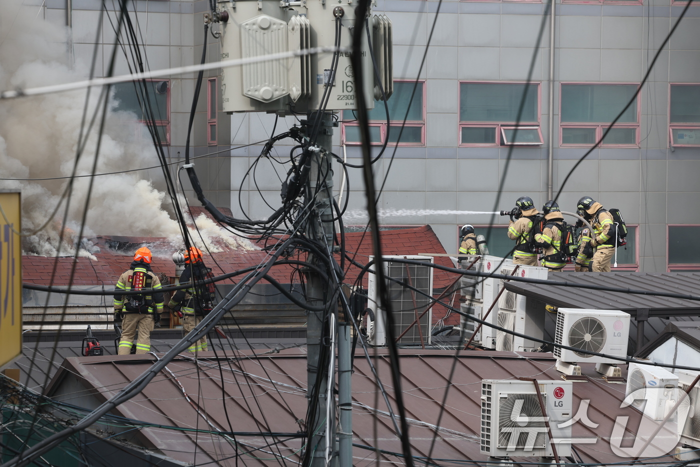 (서울=뉴스1) 박지혜 기자 = 5일 오후 서울 종로구 봉익동 건물에서 화재가 발생해 소방대원들이 화재를 진압하고 있다. 이번 화재로 5명이 대피했다. 2026.3.5/뉴스1