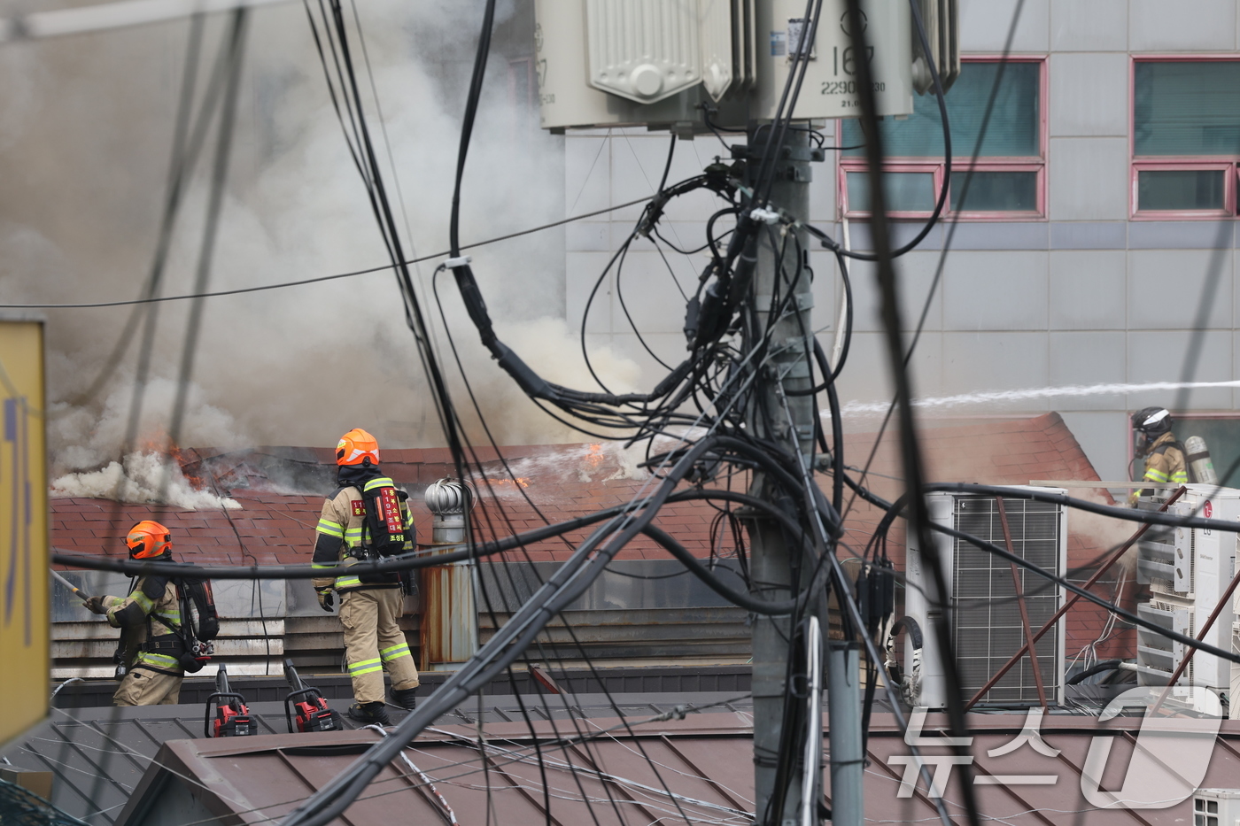 (서울=뉴스1) 박지혜 기자 = 5일 오후 서울 종로구 봉익동 건물에서 화재가 발생해 소방대원들이 화재를 진압하고 있다. 이번 화재로 5명이 대피했다. 2026.3.5/뉴스1