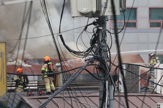 종로 귀금속거리 2층 상가서 화재…37명 대피