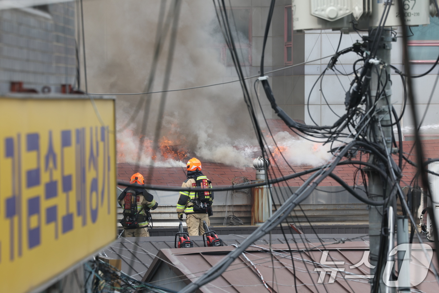 (서울=뉴스1) 박지혜 기자 = 5일 오후 서울 종로구 봉익동 건물에서 화재가 발생해 소방대원들이 화재를 진압하고 있다. 이번 화재로 5명이 대피했다. 2026.3.5/뉴스1