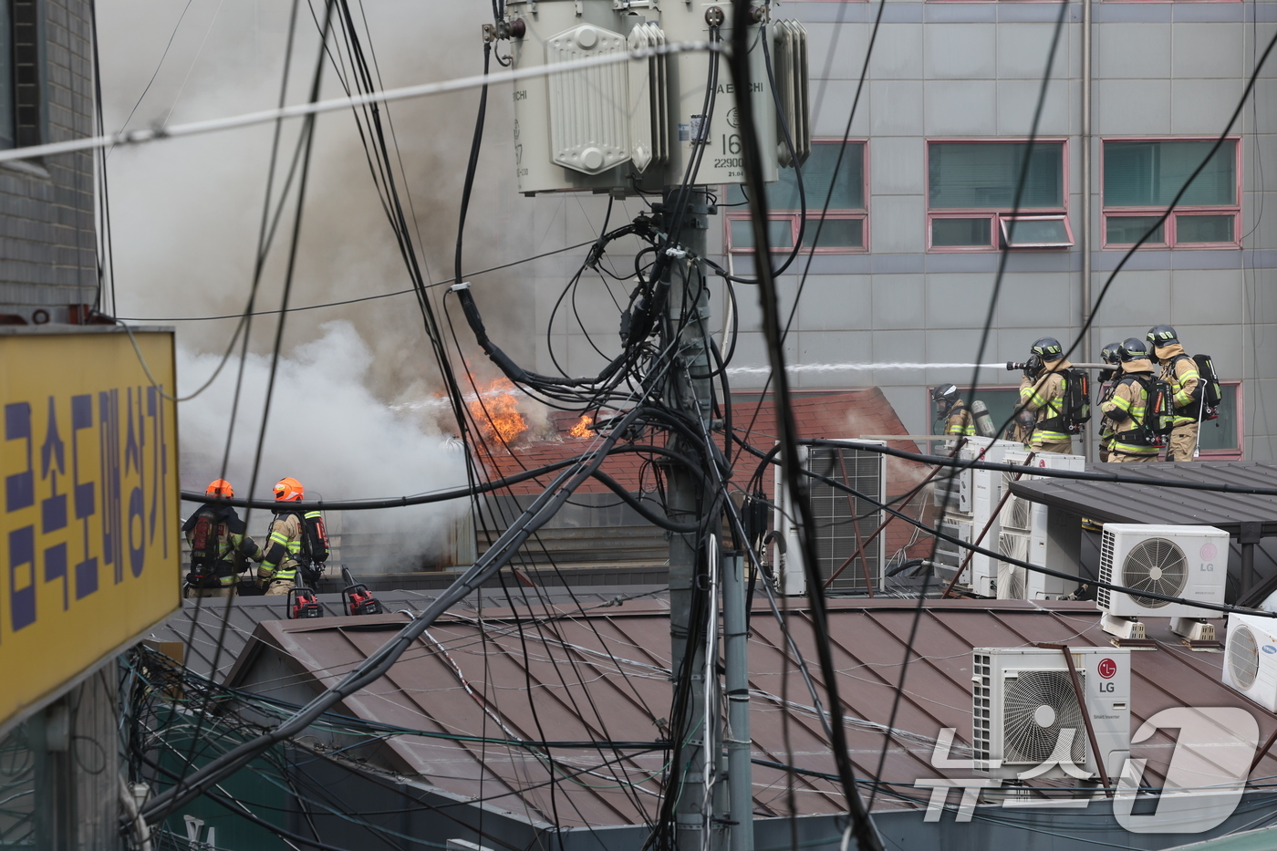 (서울=뉴스1) 박지혜 기자 = 5일 오후 서울 종로구 봉익동 건물에서 화재가 발생해 소방대원들이 화재를 진압하고 있다. 이번 화재로 5명이 대피했다. 2025.3.5/뉴스1