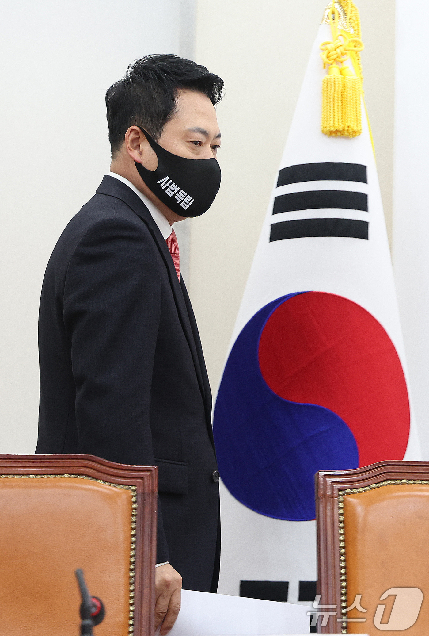 (서울=뉴스1) 신웅수 기자 = 장동혁 국민의힘 대표가 5일 서울 여의도 국회에서 열린 최고위원회의에 마스크를 쓴 채 참석하고 있다. 2026.3.5/뉴스1