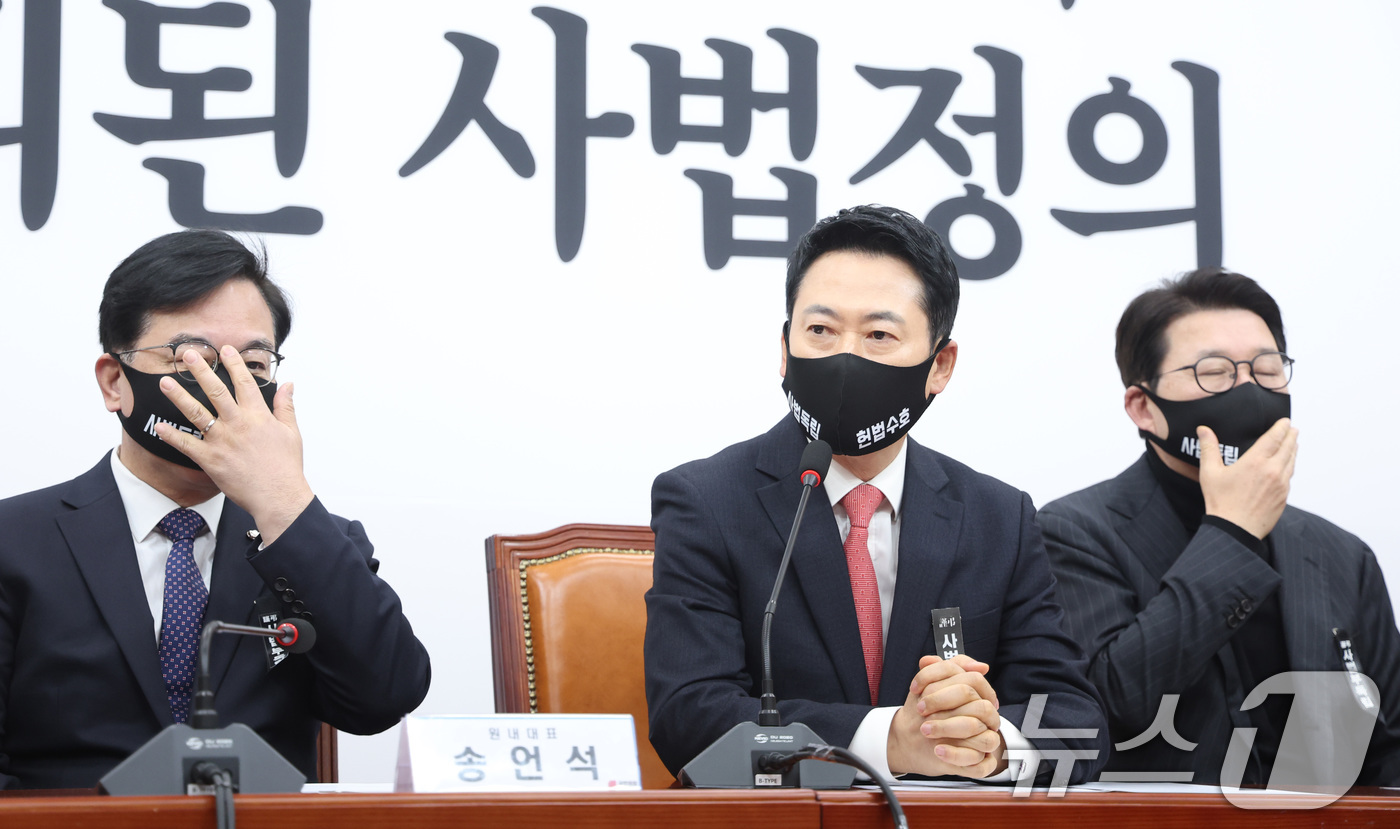 (서울=뉴스1) 신웅수 기자 = 장동혁 국민의힘 대표가 5일 서울 여의도 국회에서 열린 최고위원회의에서 마스크를 쓰고 있다. 2026.3.5/뉴스1