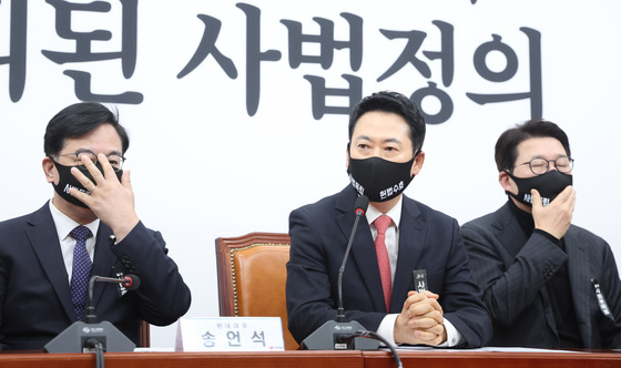 검은 마스크 착용한 국민의힘 최고위원회의